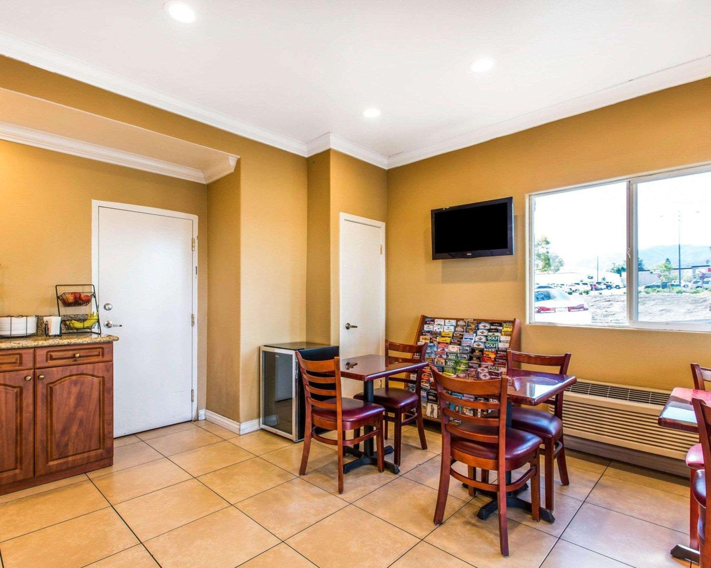 Rodeway Inn & Suites Corona Exterior foto