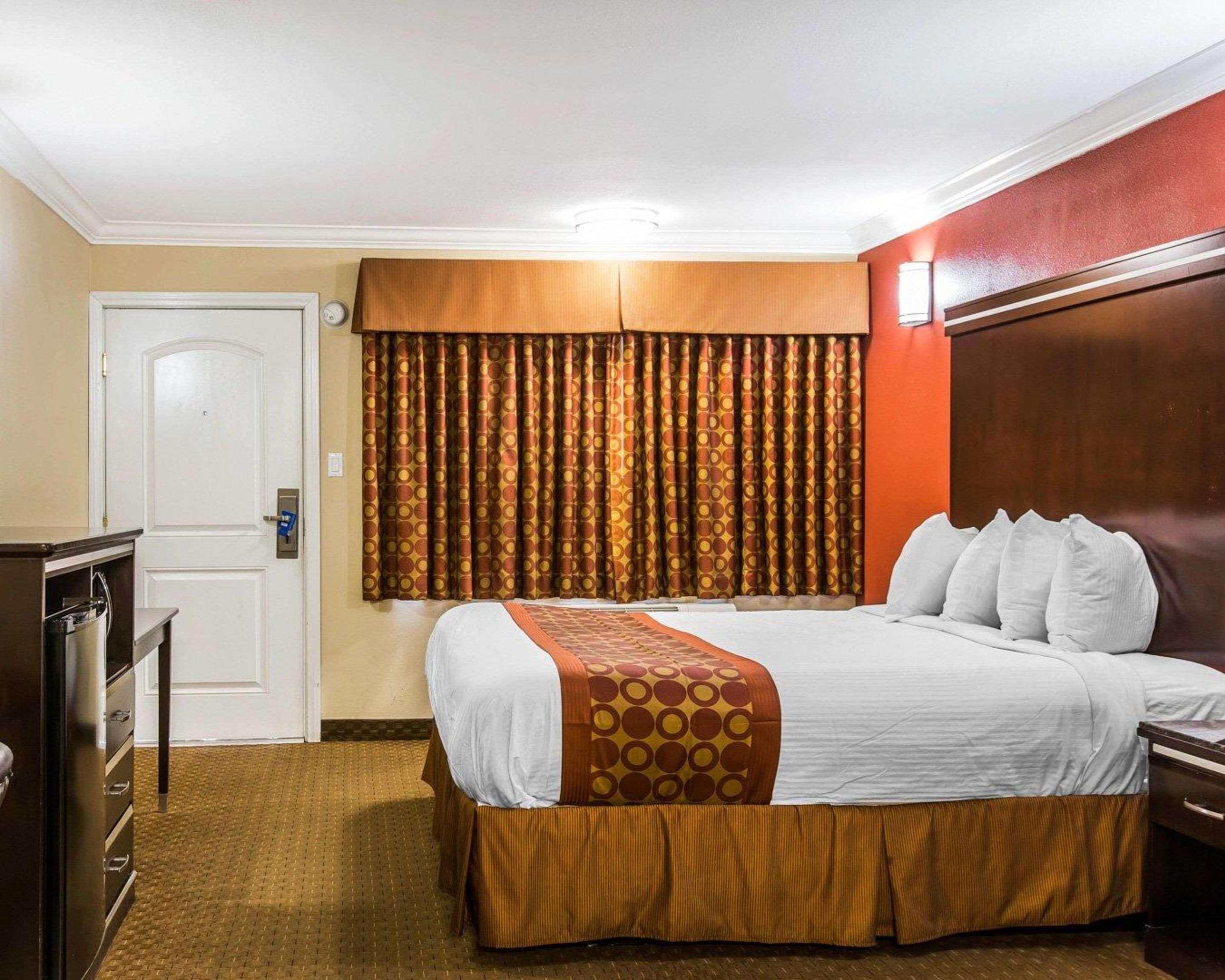 Rodeway Inn & Suites Corona Exterior foto